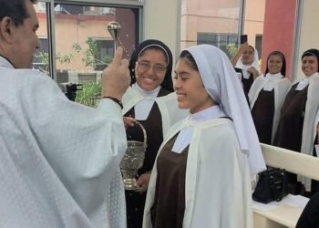 Familia, fe y esperanza acompañan a joven en su consagración religiosa