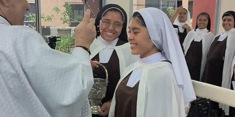 Familia, fe y esperanza acompañan a joven en su consagración religiosa