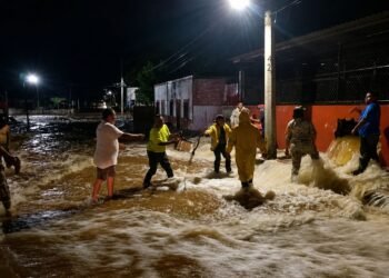 ¡El agua los dejó atrapados! Rescatan a nueve personas tras emergencia por lluvias en Hopelchén