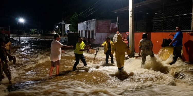 ¡El agua los dejó atrapados! Rescatan a nueve personas tras emergencia por lluvias en Hopelchén