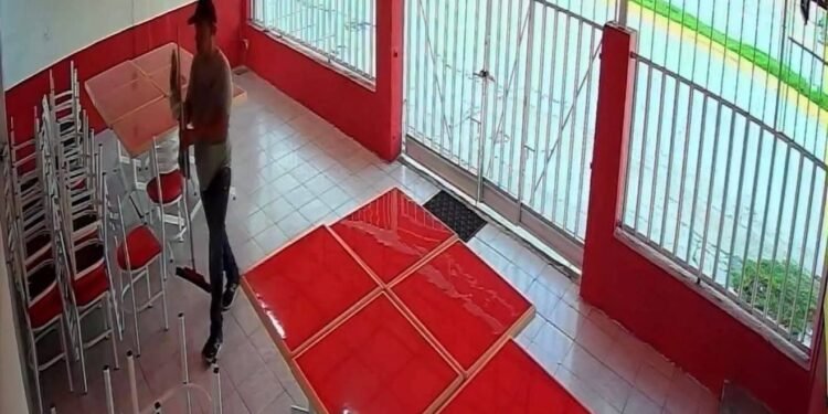 Saquea taquería y deja su rostro al descubierto, ¿lo reconoces?