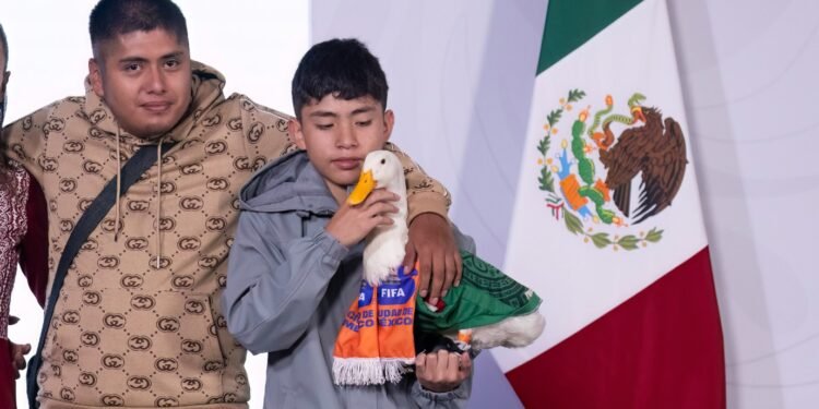 ¡De Palacio al IMPI! Pato Merlín blinda su nombre tras convertirse en fenómeno nacional