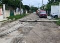 ¡Peligro en la Nacozari! poste de CFE se desploma y amenaza a vecinos