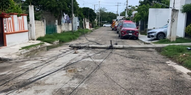 ¡Peligro en la Nacozari! poste de CFE se desploma y amenaza a vecinos