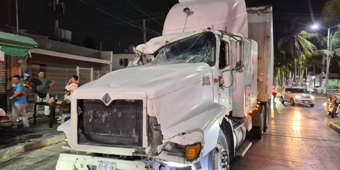 ¡Fuera de control! Trailero arrasa con todo a su paso en Ciudad del Carmen