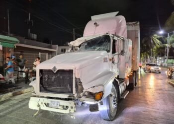 ¡Fuera de control! Trailero arrasa con todo a su paso en Ciudad del Carmen