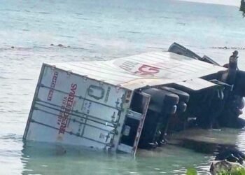 ¡Impresionante! Un tráiler cayó al mar tras chocar con un autobús. Esto pasó