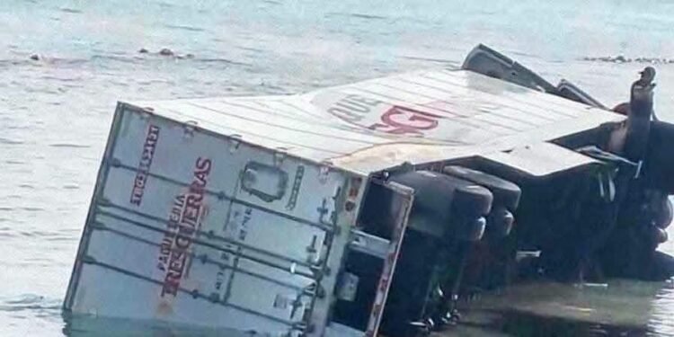 ¡Impresionante! Un tráiler cayó al mar tras chocar con un autobús. Esto pasó