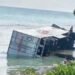¡Impresionante! Un tráiler cayó al mar tras chocar con un autobús. Esto pasó