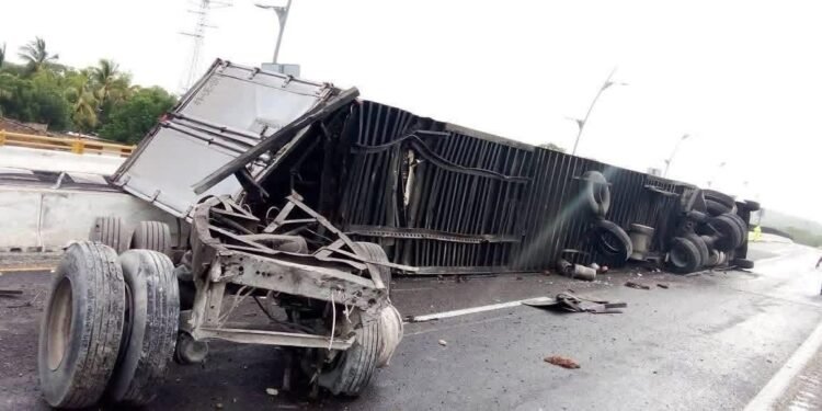 ¿Viajabas hacia Mérida? Esta volcadura complicó el tránsito durante horas