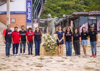 Guardia de honor para el “Almirante”; Recuerdan a una leyenda del béisbol