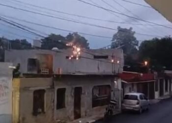 ¿Bloqueo en puerta? Vecinos de la colonia Esperanza exigen a la CFE restablecer la luz