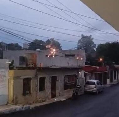 ¿Bloqueo en puerta? Vecinos de la colonia Esperanza exigen a la CFE restablecer la luz