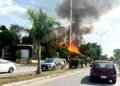 Incendio en hotel de Candelaria consume una palapa y dos vehículos; evitan tragedia