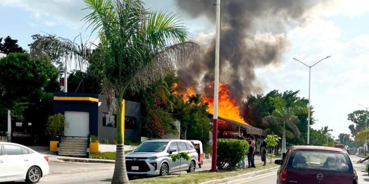 Incendio en hotel de Candelaria consume una palapa y dos vehículos; evitan tragedia