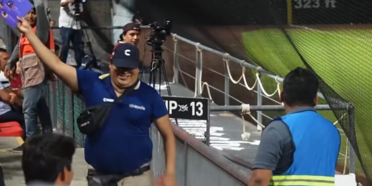 El “Cinepolito” se roba el show en el Galeón; afición también da ejemplo de civismo