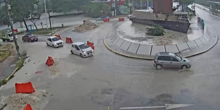 Caos por tormenta; calles anegadas y zonas de riesgo mantienen en alerta a la ciudad