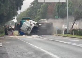 Accidente de un tráiler con sustancia peligrosa paraliza la México-Cuernavaca