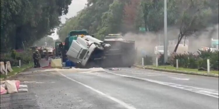 Accidente de un tráiler con sustancia peligrosa paraliza la México-Cuernavaca