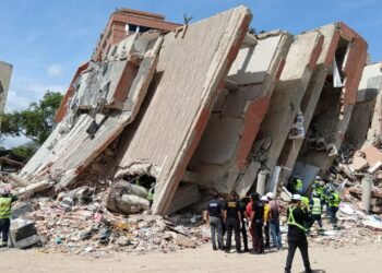 Sobrevivió ocho días bajo un centro comercial colapsado; así fue el rescate