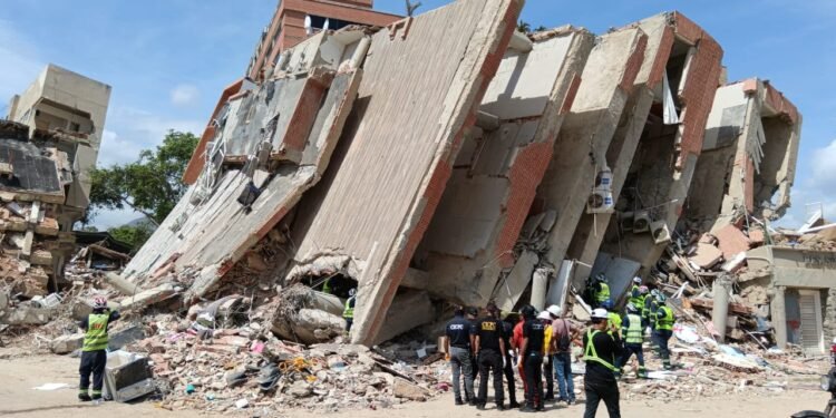 Sobrevivió ocho días bajo un centro comercial colapsado; así fue el rescate