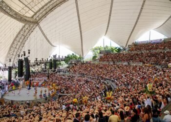 El corazón de Oaxaca recibe al mundo; comienza la Guelaguetza con lleno total