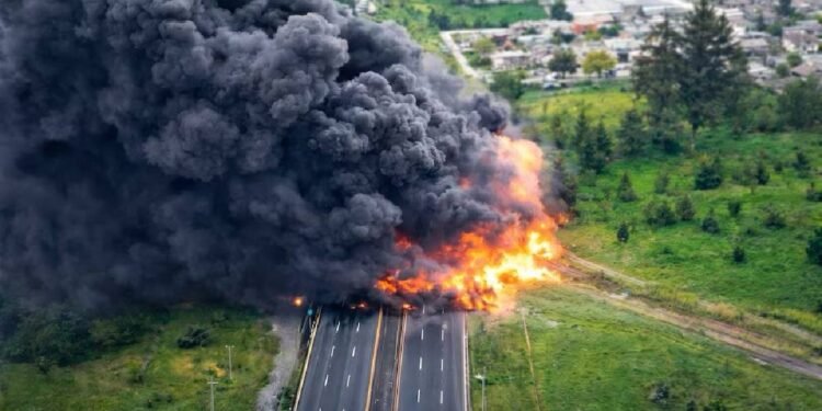 Una explosión detiene la México-Veracruz; esto se sabe del accidente de la pipa