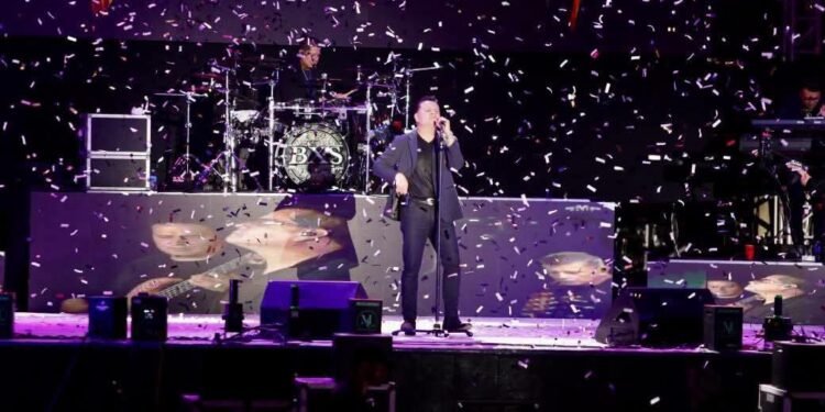 Mujer roba los reflectores en concierto de Bryndis en la Feria del Carmen 2026