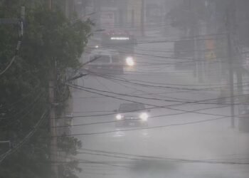 ¿Qué dejó la tormenta? Calles inundadas, postes derribados y tránsito paralizado