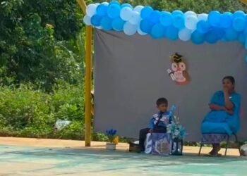 Un diploma, un vals y un salón vacío: la graduación que estremeció a México