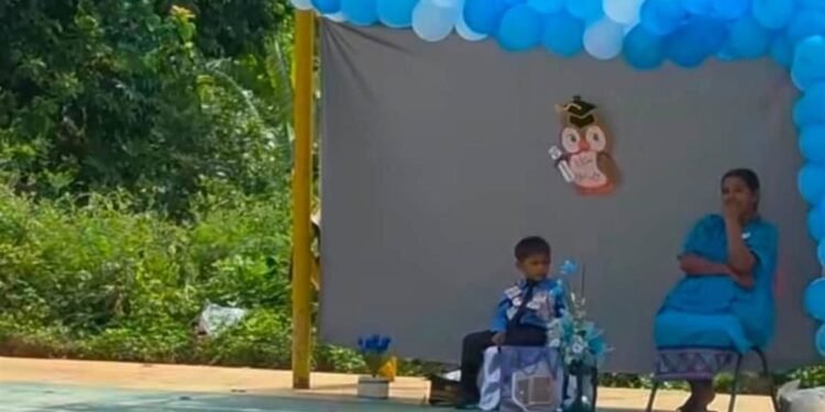 Un diploma, un vals y un salón vacío: la graduación que estremeció a México