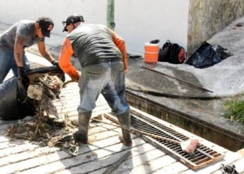¿Cómo buscan reducir las inundaciones? Alcaldía intensifica limpieza de drenajes