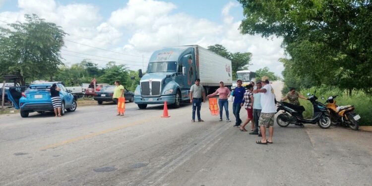 ¿Hasta cuándo los apagones? Vecinos de Mamantel bloquea la carretera federal 186