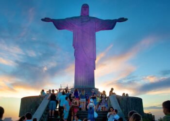 ¡Ni el Cristo Redentor los salvó! Turistas casi salen volando por los fuertes vientos