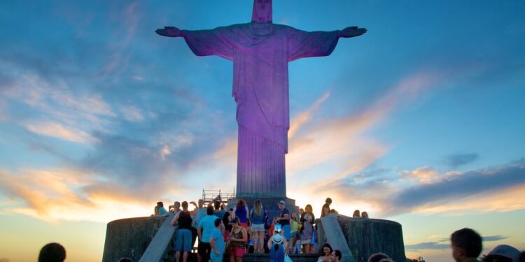 ¡Ni el Cristo Redentor los salvó! Turistas casi salen volando por los fuertes vientos