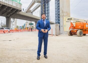 Samuel García mueve piezas en Tesorería; persisten críticas por el impuesto verde