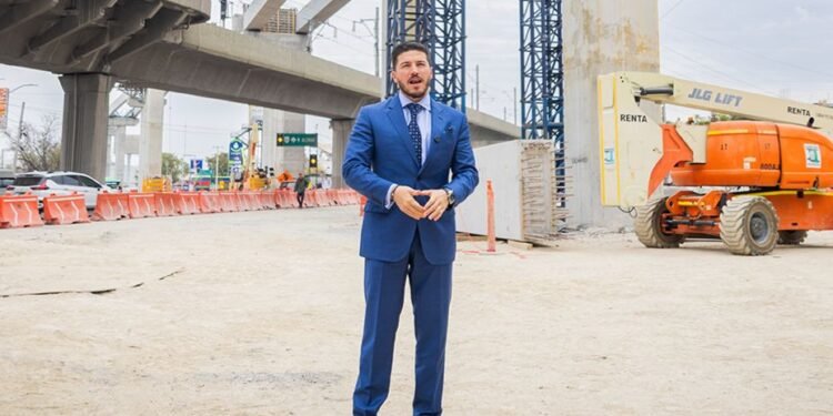 Samuel García mueve piezas en Tesorería; persisten críticas por el impuesto verde