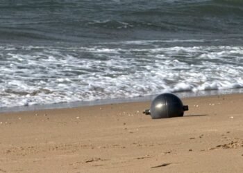 Misterio en Australia: aparecen objetos extraños en la arena y piden no tocarlos