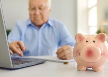¿Hacer un trámite desde el celular? El reto que enfrentan millones de adultos mayores