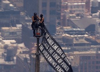 Escalan hasta la antena del Empire State Building y despliegan mensaje de amor y paz; esto fue lo que pasó