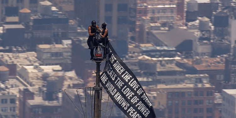Escalan hasta la antena del Empire State Building y despliegan mensaje de amor y paz; esto fue lo que pasó