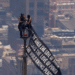 Escalan hasta la antena del Empire State Building y despliegan mensaje de amor y paz; esto fue lo que pasó
