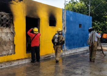 Incendio desata la furia en Santa Ana; vecinos retienen a hombre señalado como responsable