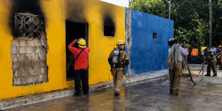 Incendio desata la furia en Santa Ana; vecinos retienen a hombre señalado como responsable