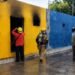 Incendio desata la furia en Santa Ana; vecinos retienen a hombre señalado como responsable