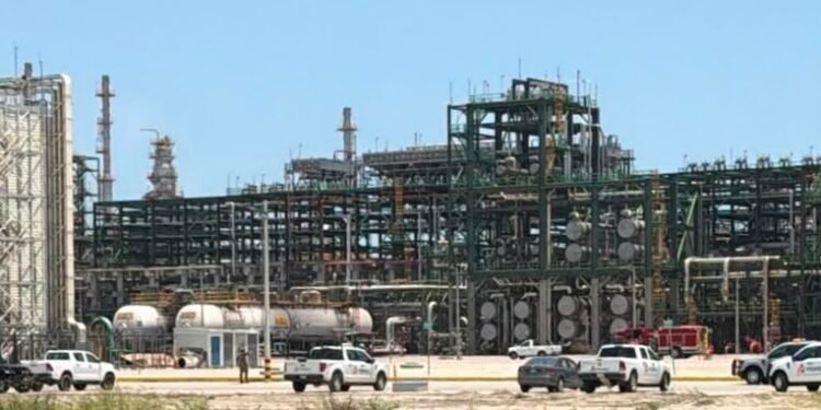 ¿Qué ocurrió en la Refinería Olmeca? Pemex informa de una fuga de crudo