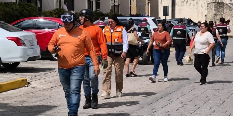 Sismo de 7.4 pone en alerta a Campeche; evacúan Palacio de Gobierno y edificios públicos