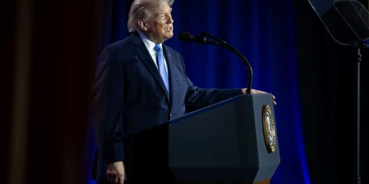 “No podemos renunciar”: Trump defiende los retenes del ICE
