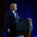 “No podemos renunciar”: Trump defiende los retenes del ICE