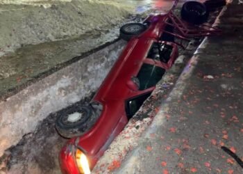 ¡Termina en una zanja! Adulto mayor cae con todo y camioneta en la Héroe de Nacozari